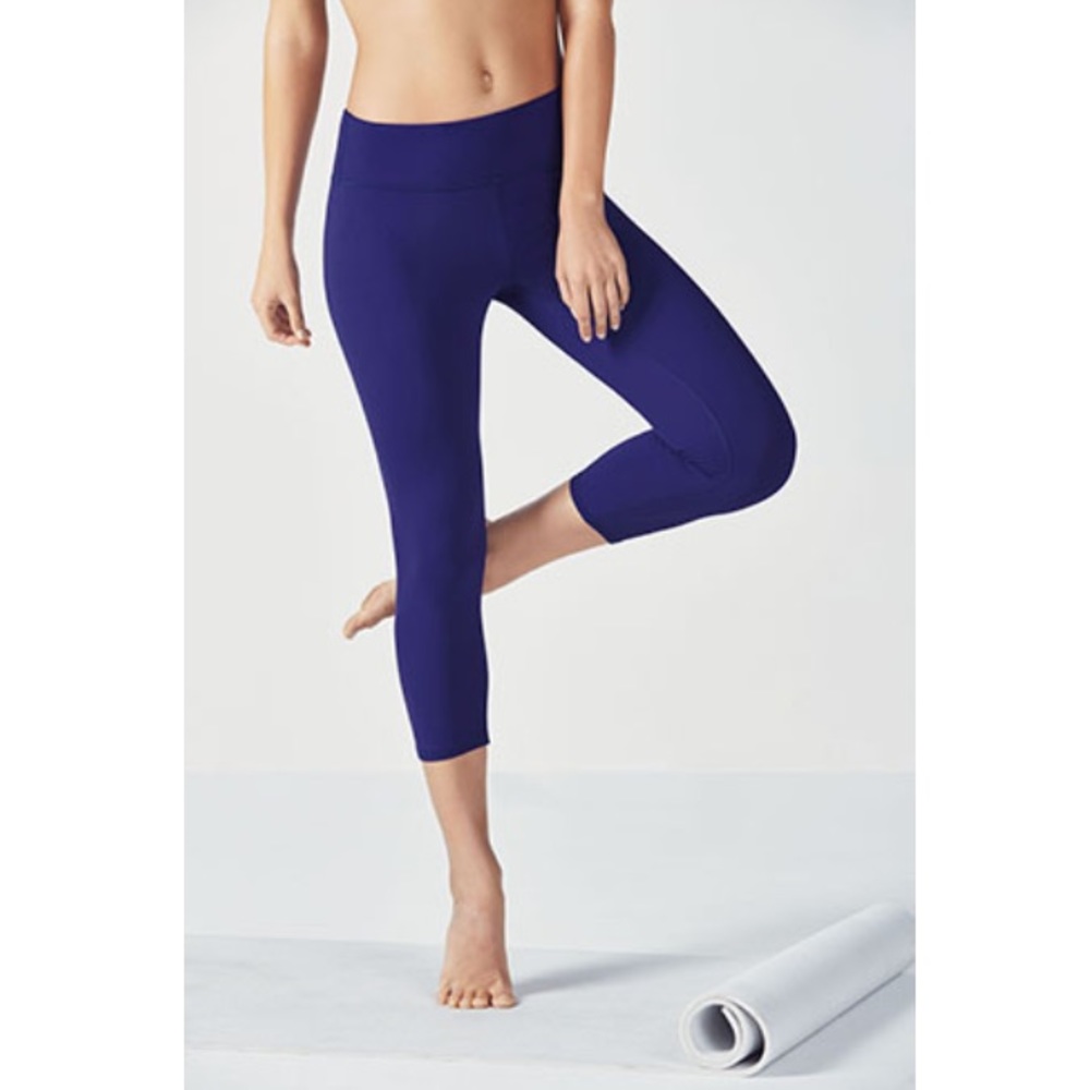 Fabletics mid rise power hold Capri